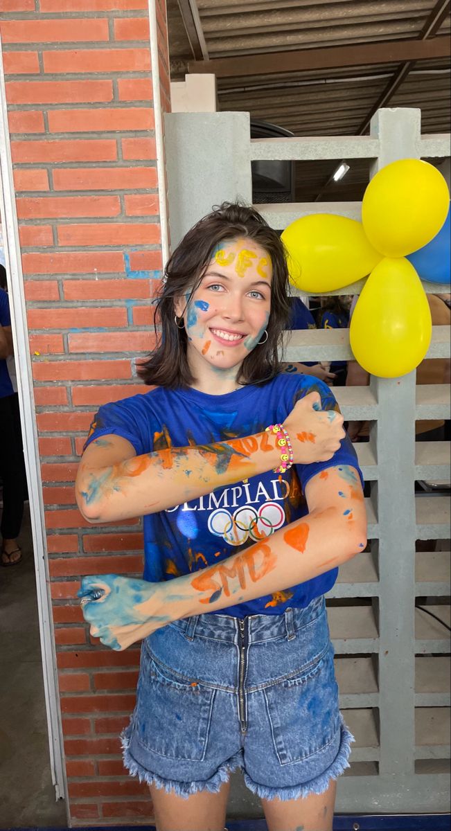 Estudante sorrindo com tinta no rosto