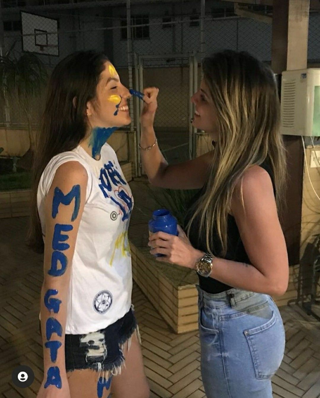 Estudante comemorando com pintura no rosto